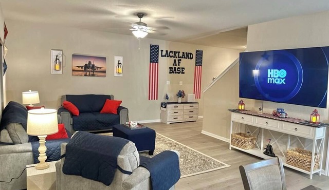 5 Bedroom Sleeps 16 Game Room 3mi to Lackland BMT 11 mi to SeaWorld