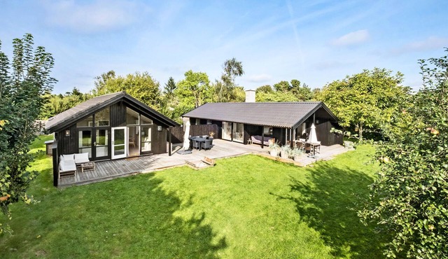 5 bedroom stunning home in Tisvildeleje