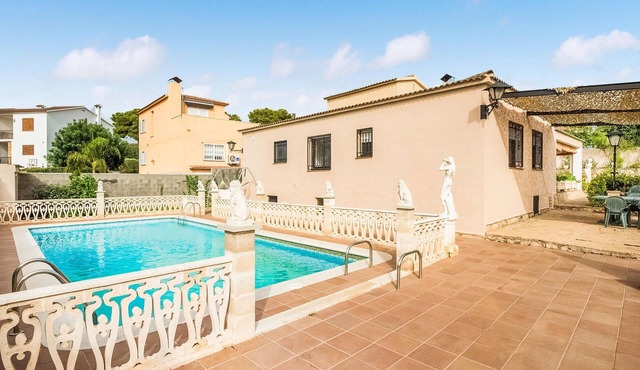 5 bedroom stunning home in Roda de Berà