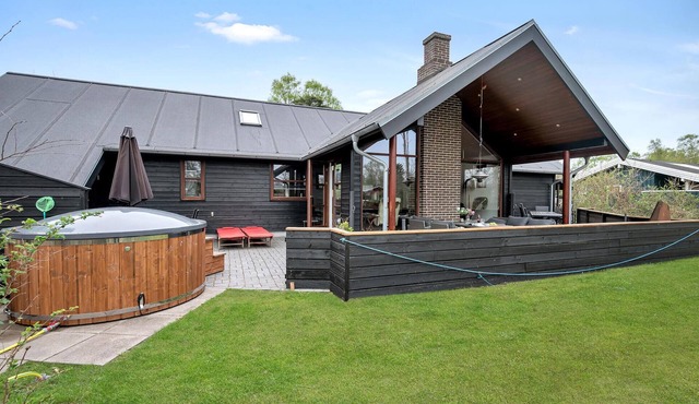 5 bedroom stunning home in Grenaa