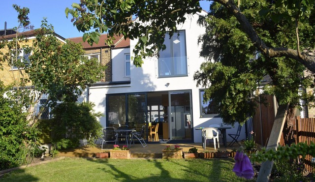 5 bedroom sunlit family house with garden