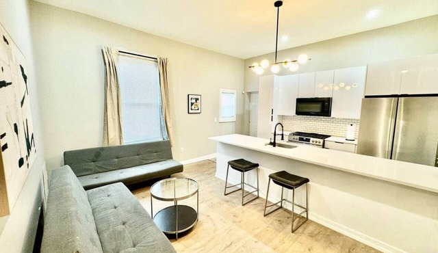 5 bedroom university area full kitchen, livingroom