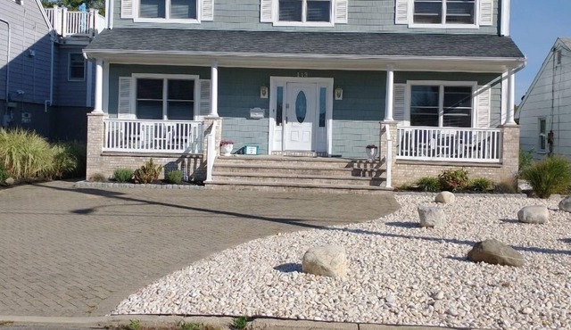 5 Bedroom summer rental 1.5 blocks to beach
