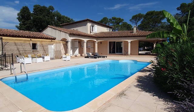 5-bedroom villa with pool in central Var