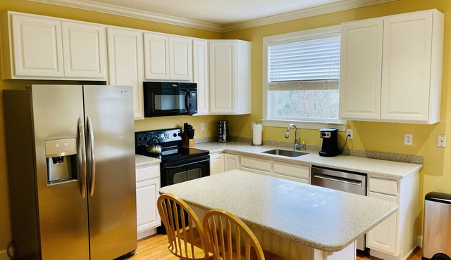 5-bedroom vacation home just 10-minute walk to the Rehoboth Beach Boardwalk