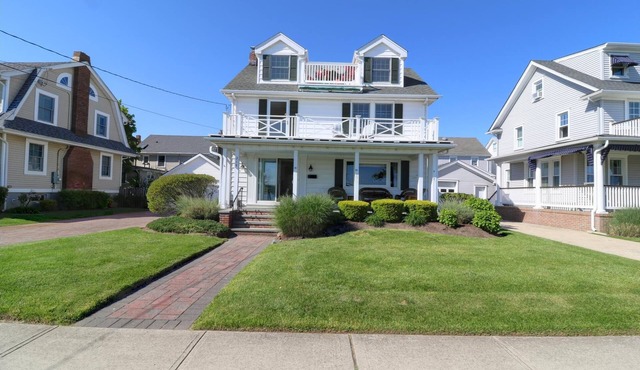 5-bedroom vacation home just 2.5 blocks to the beach