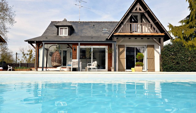 5 bedroom vacation home with swimming pool - La Belle Rochette