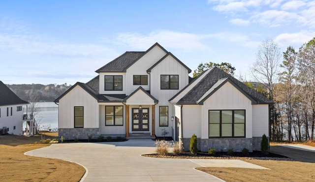 5-bedroom vacation home directly on Lake Keowee