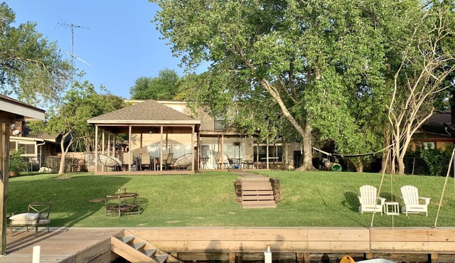 5-bedroom vacation home waterfront on Lake Conroe