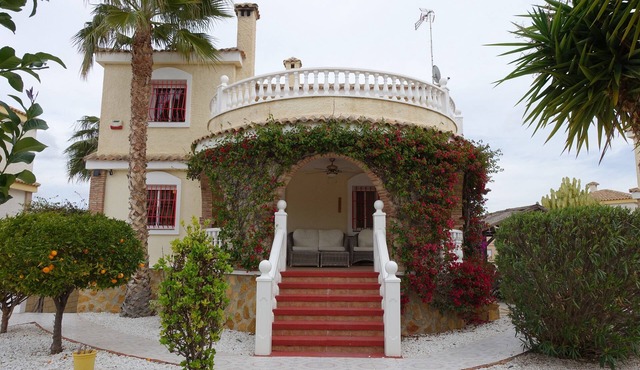 5 bedroom villa with private pool, large garden, TV, Wifi,