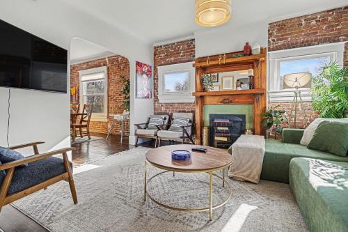 5-Bedroom Victorian Home Private Yard Sleeps 10
