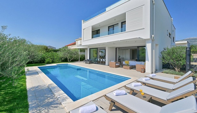 5-bedroom villa near Split with pool
