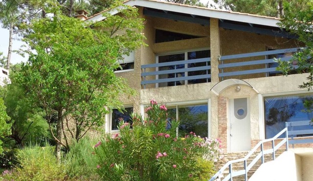 5-bedroom villa 200 m from the lake and 5 min from the ocean