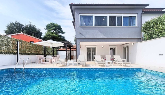 5 bedroom villa with pool in Porec