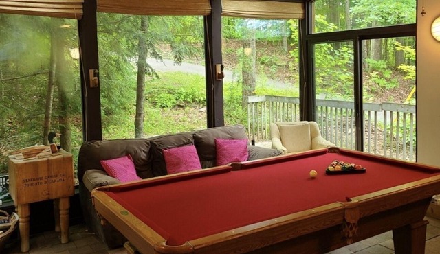 5 bedroom waterfront cottage. Billiard, kayaks, pedal boats, fishing, swimming