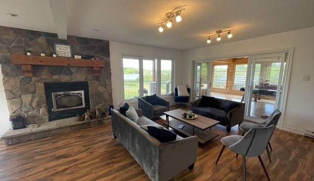 5 Bedroom Waterfront Lake House