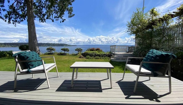 5-bedroom waterfront House with beach