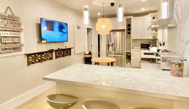 5-bedroom whole apartment perfect for groups 1/2 block from San Francisco Border