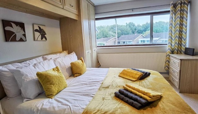 5 bedroomed house available for guests and contractors Wifi Parking