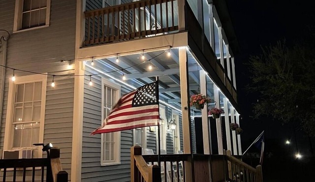 5 bedrooms, 2 1/2 bathrooms, sleeps 21 guests, and pet friendly.