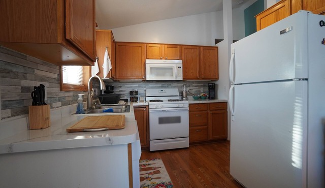5 Bedrooms 2 Bath 2 Grg 3 King beds 2 Queen beds & a Game Room split level home