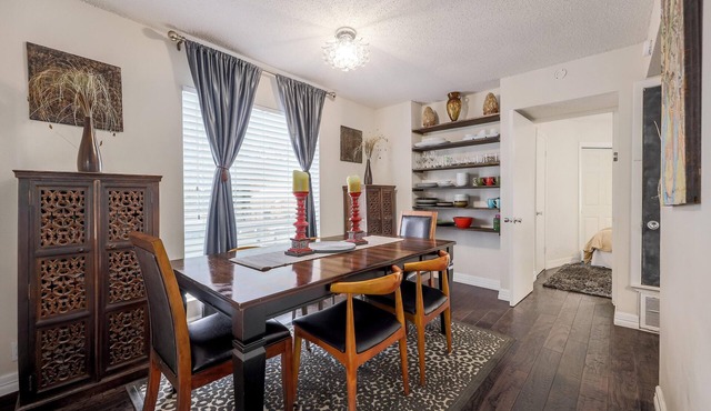 5 bedrooms. 2 Blocks to Barton Springs Pool, Zilker Park, Music, Food Trailers