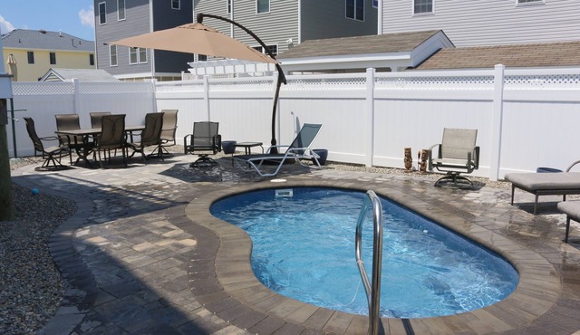 5 bedrooms- 2 masters- Beautiful pool