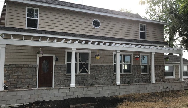 5 Bedrooms , 3.5 Bath Lakefront W/80' Private Sandy Beach