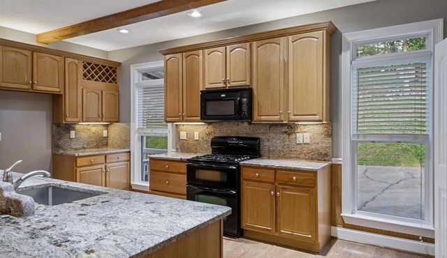 5 bedrooms. 3 baths. Relaxing getaway. Steps to the water for lake adventures.