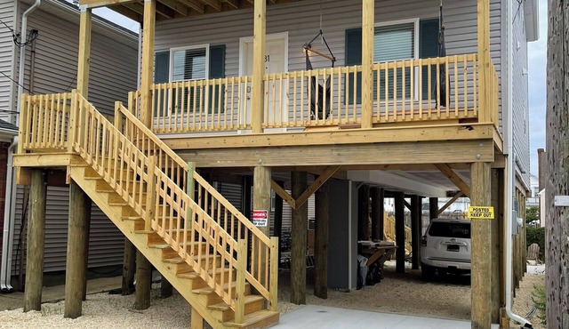 5 Bedrooms, 3 full baths, 1 outdoor shower. Must be 25 years old to rent