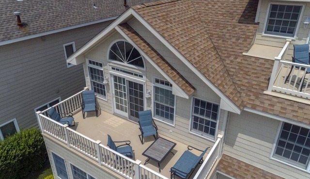 5 Bedrooms, 4.5 bathroom, 2 min from the beach, HEATED IN GROUND POOL (May-Sept)