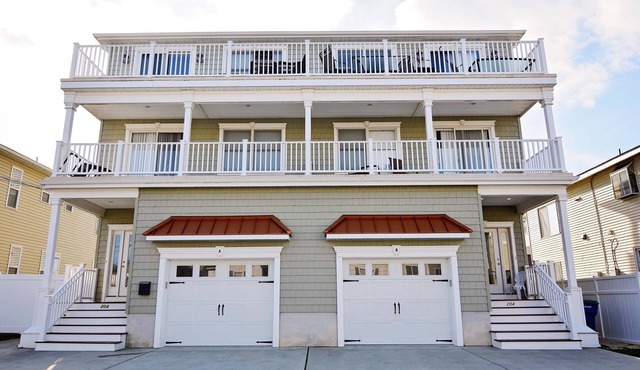 5 BEDROOMS 4.5 BATHS! 1/2 block to Beach! Pets OK! ELEVATOR!