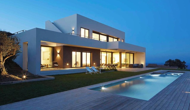 5 bedrooms, 4 bathrooms, large garden, swimming pool with sea views
