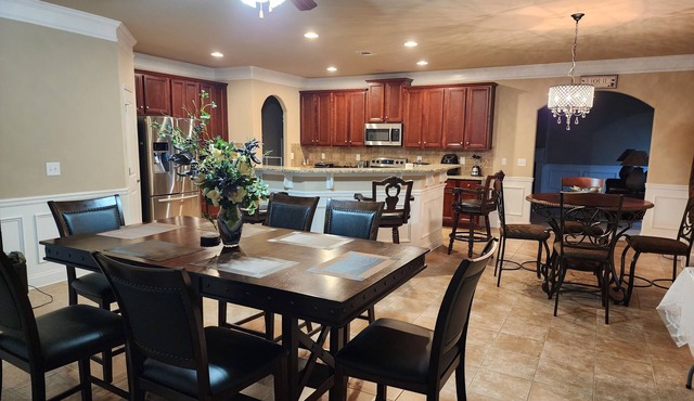 5 bedrooms/4 baths/sleeps 14 (8.7 miles from Jordan-Hare Stadium).