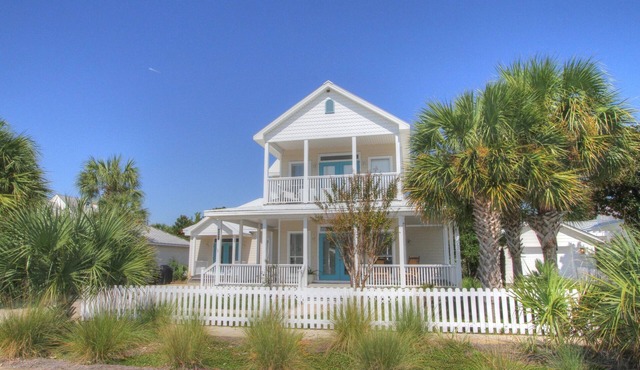 5 Bedrooms/4 Baths/Sleeps 14/5 minutes to the Beach/Steps to the Pool.