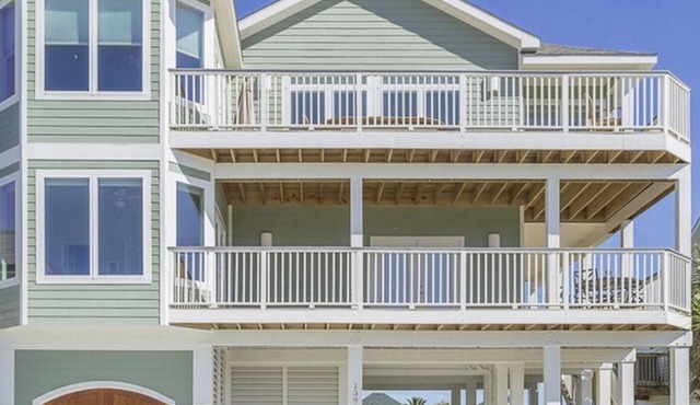 5 BEDROOMS, 41/2 BATHS, PIRATES BEACH. GOLF CART INCLUDED!