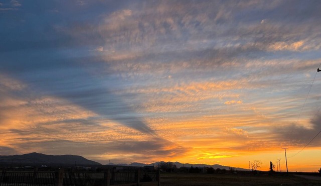 5 bedrooms, 5 private Acres, Stargazing, bonfires, sunsets, serene desert ranch.