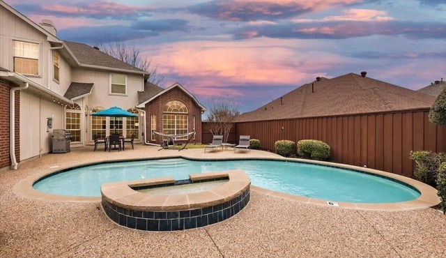 5 Bedrooms, Backyard Oasis - Groups Welcome!