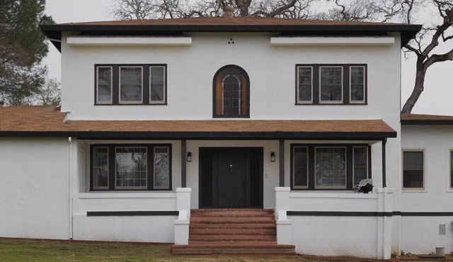 5 Bedrooms Event House