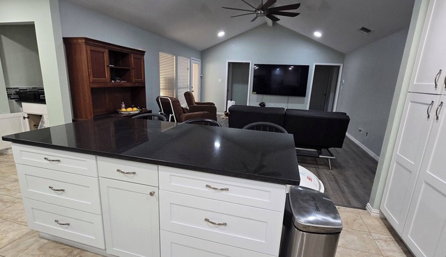 5 bedrooms house blocks from 1-20 in Arlington TX. 20 minutes from AT&T Stadium