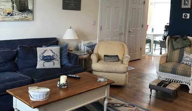 5 bedrooms in Silver Beach! 1 block to beach.