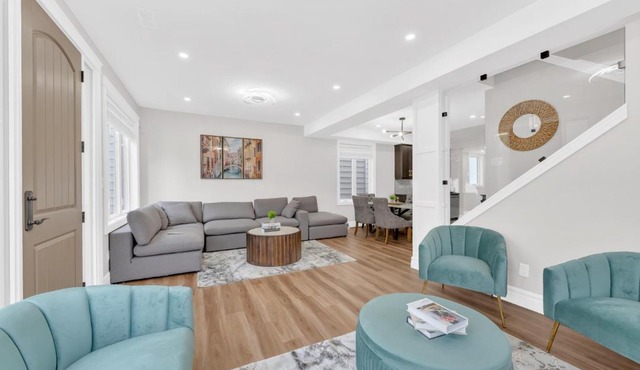 5 Bedrooms Modern Oasis in Downtown Area