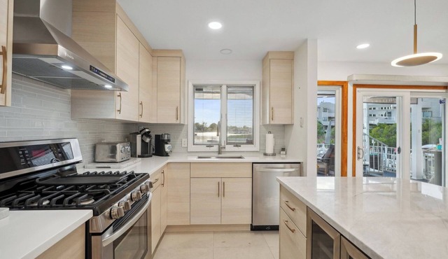 5 Bedrooms, pool, jacuzzi, on waterfront less than 1 mile to beaches & boardwalk