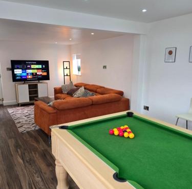 5 Bedrooms, Pool Table, Sleeps 10, Contractor Stays, Family Gatherings - Secure Free Parking