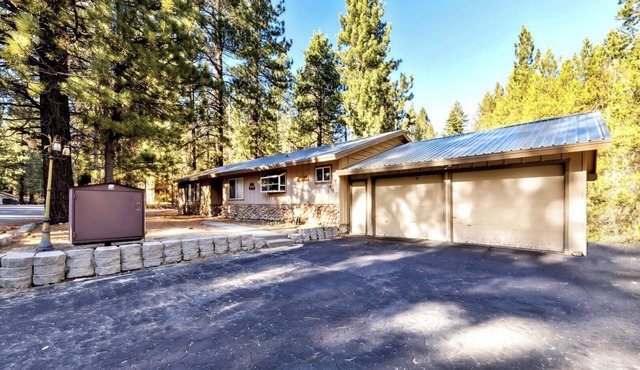 5 Bedrooms Sleeping 10 with Hot Tub - Great Location, 917T~
