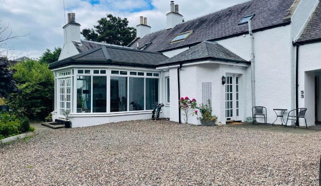 5 bedrooms sleeps 10-12 free wifi & parking garden