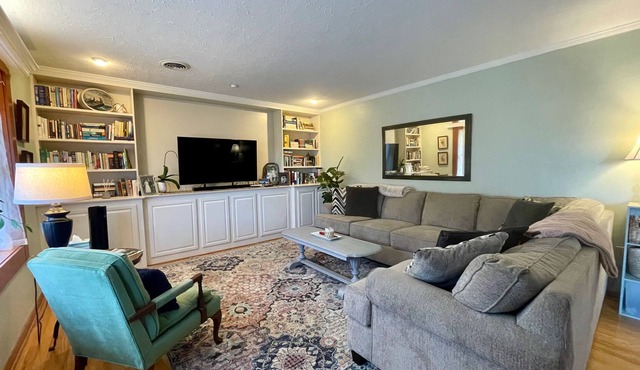 5 bedrooms, sleeps 13, walking distance to VT, hot tub!