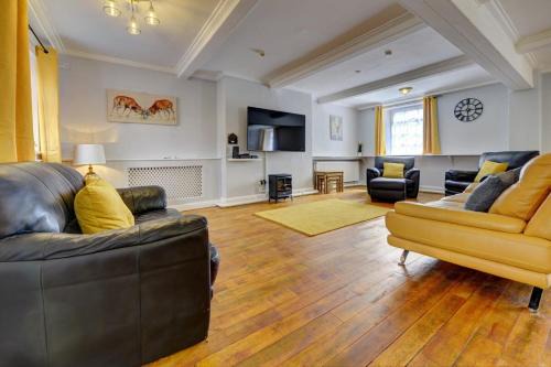 5 bedrooms, sleeps up to 16, secure parking space & comfort