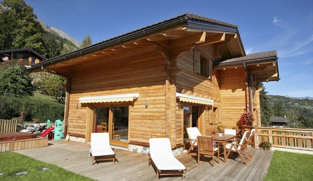 5 bedrooms, spacious, outside jacuzzi, in the center of the Valais