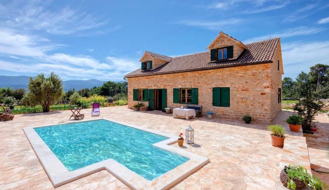 5 bedrooms villa at Stari Grad 900 m away from the beach with private pool furnished garden and wifi